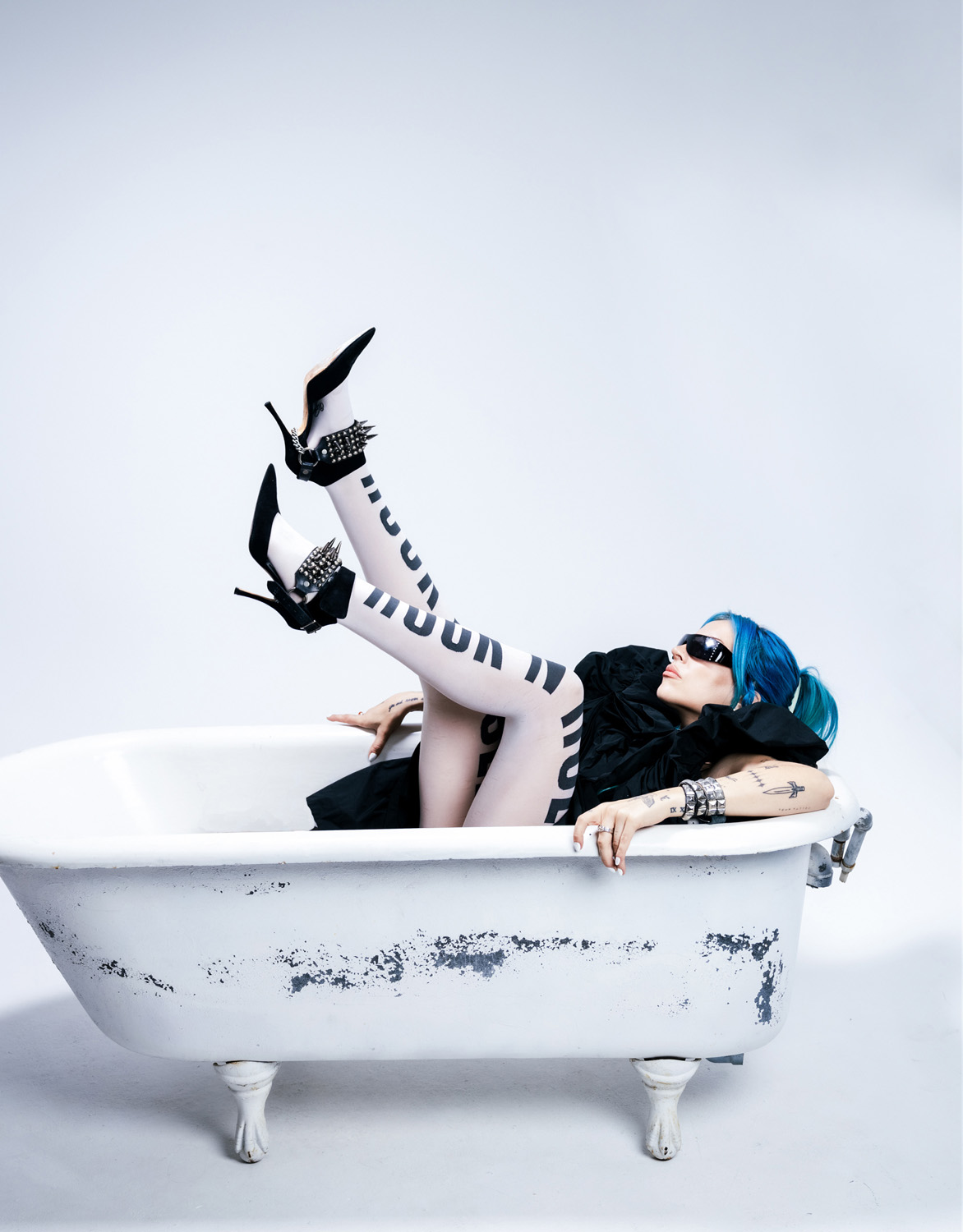 CHARLOTTE SANDS ON “SATELLITE”: SELF-TRUST, EXPERIMENTATION, AND A NEW CHAPTER